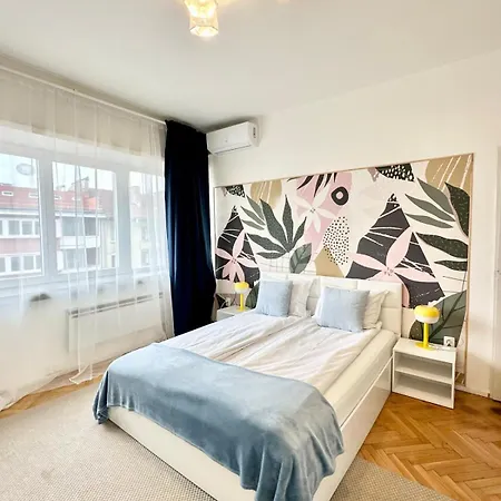 Bright 1-bedroom Gem Heart Of דירה סופיה