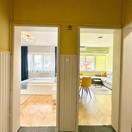 Bright 1-bedroom Gem Heart Of דירה *