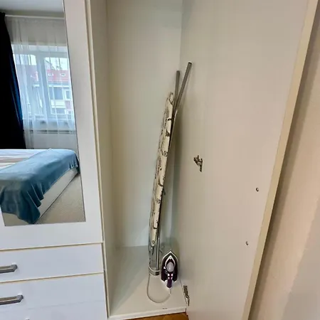 Bright 1-bedroom Gem Heart Of דירה