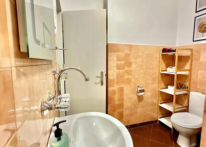 Апартамент Bright 1-bedroom Gem Heart Of